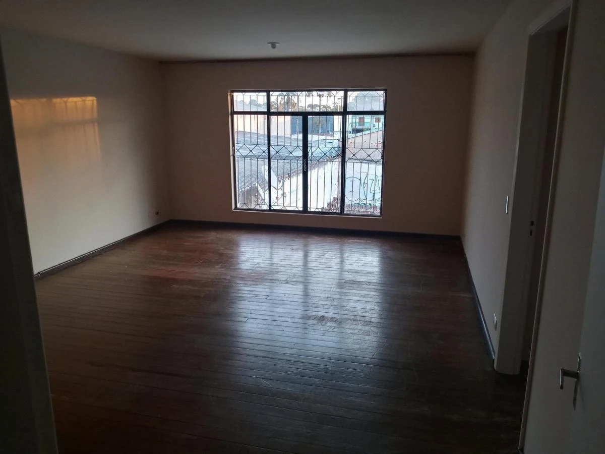 Walk-in closet in a 3-bedroom apartment, 140 m² — photo 8