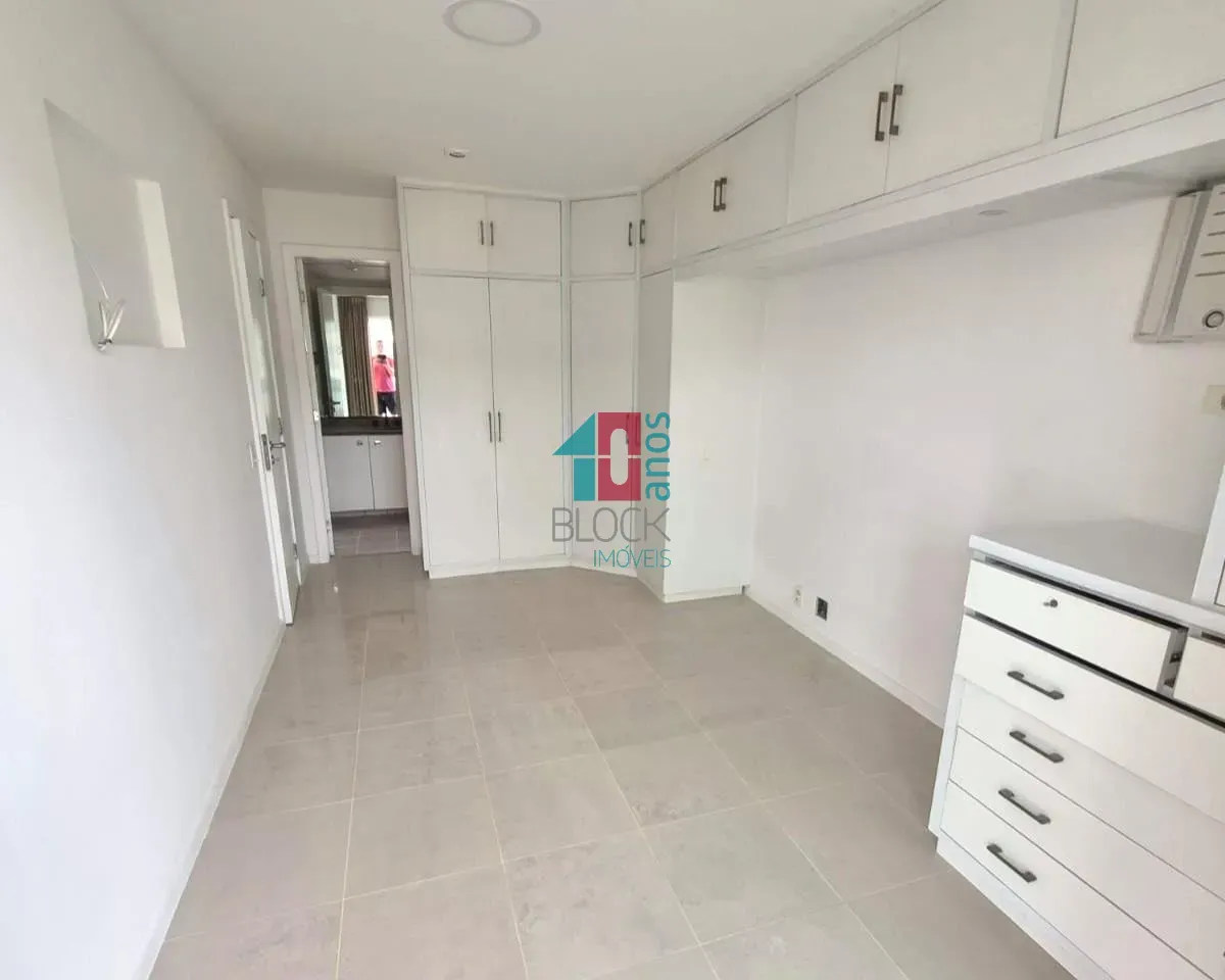 Apartment, 203 m², with a glass-enclosed balcony — photo 14