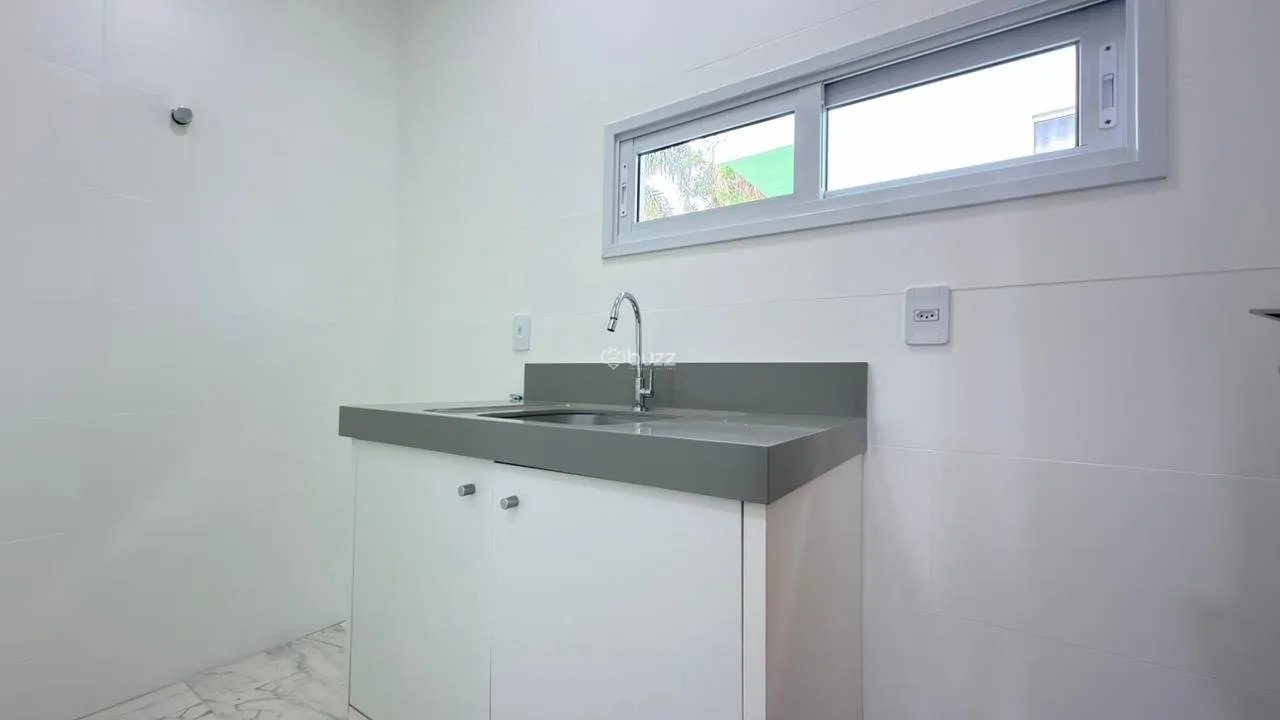 Balcony with a grill in a 2-bedroom house, 140 m² — photo 8