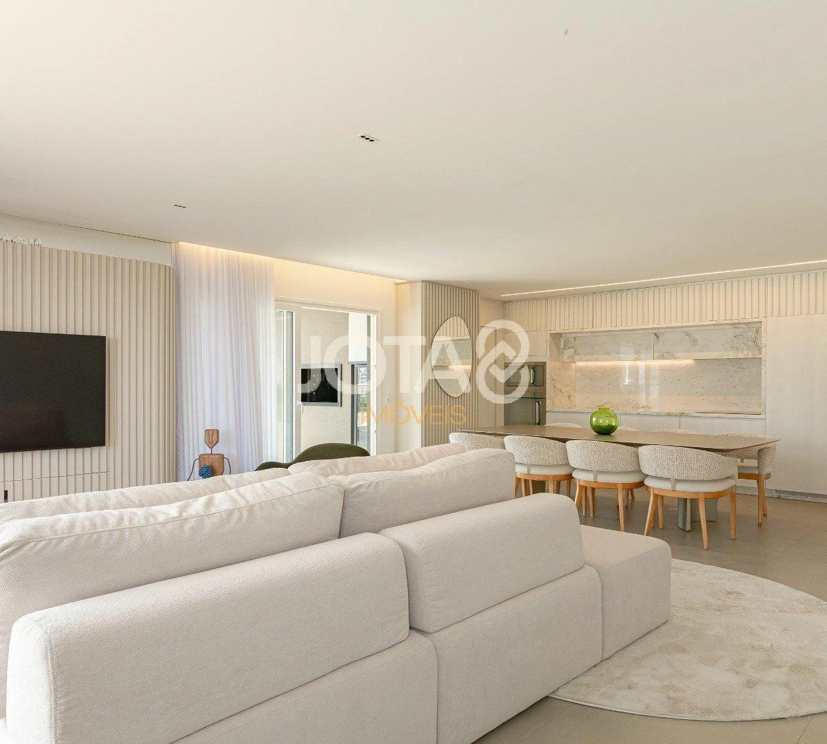 Floor-to-ceiling windows in a 3-bedroom apartment, 194 m²