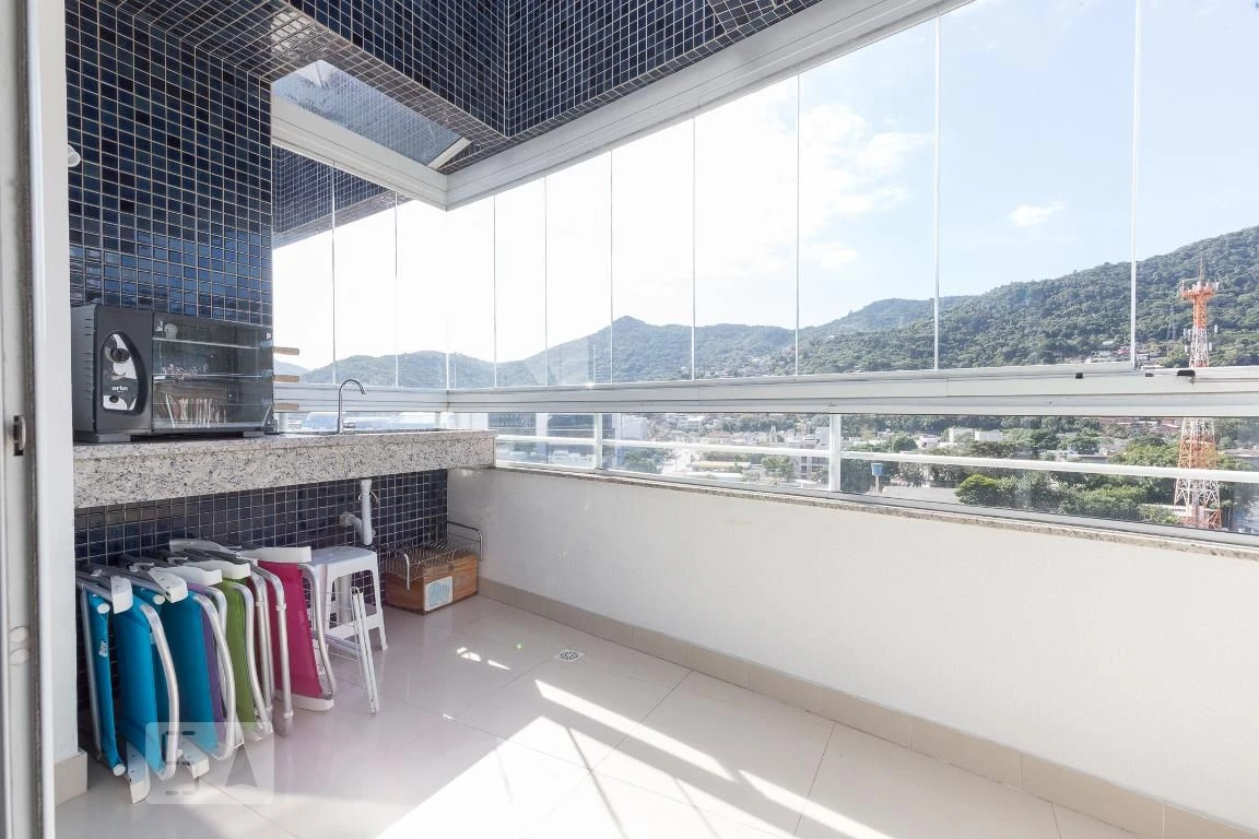 Glass-enclosed balcony in a 2-bedroom apartment, 189 m² — photo 4
