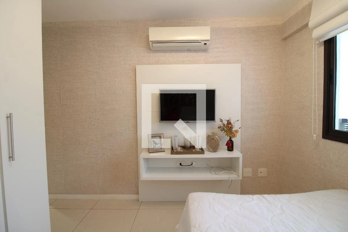 Furnished 2-bedroom apartment with glass balcony — photo 11