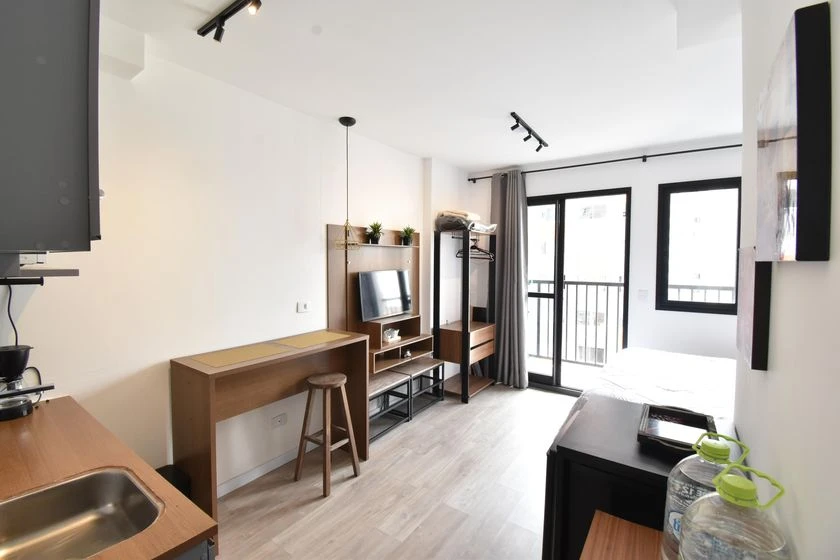 Furnished 1-bedroom apartment with balcony and 1 bath — photo 2