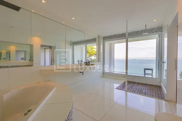 Furnished house with 5 bedrooms and an open-plan kitchen — photo 30
