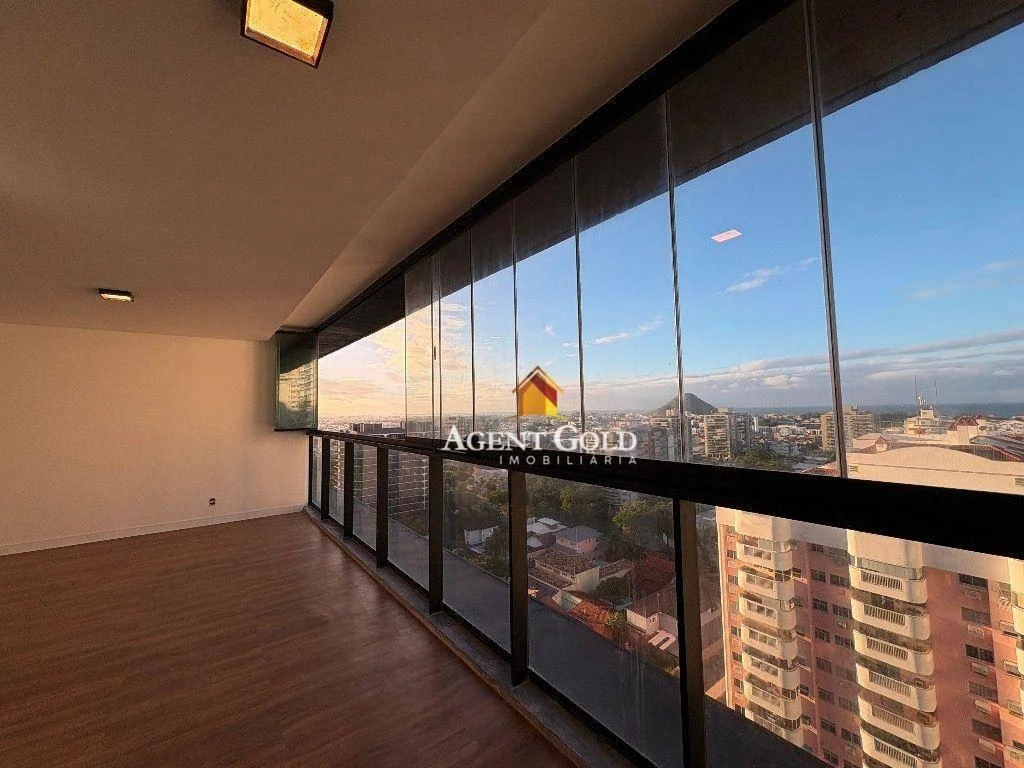 Glass-enclosed balcony in a 3-bedroom apartment, 121 m² — photo 11