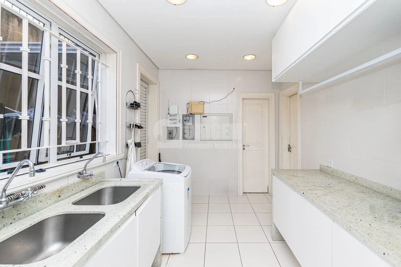 589 m² house with a bathtub and a water view — photo 43
