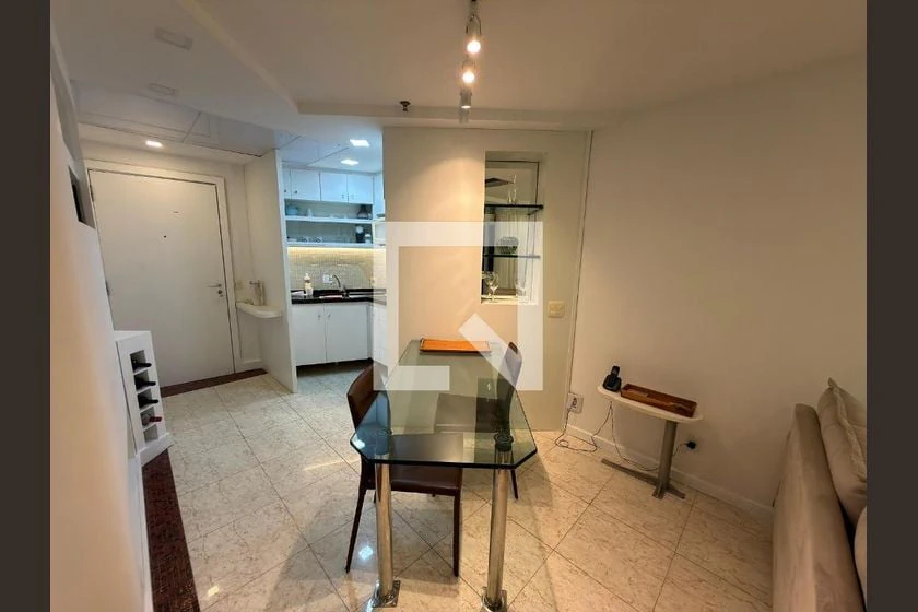 Apartamento mobiliado com cozinha americana e armários — photo 8