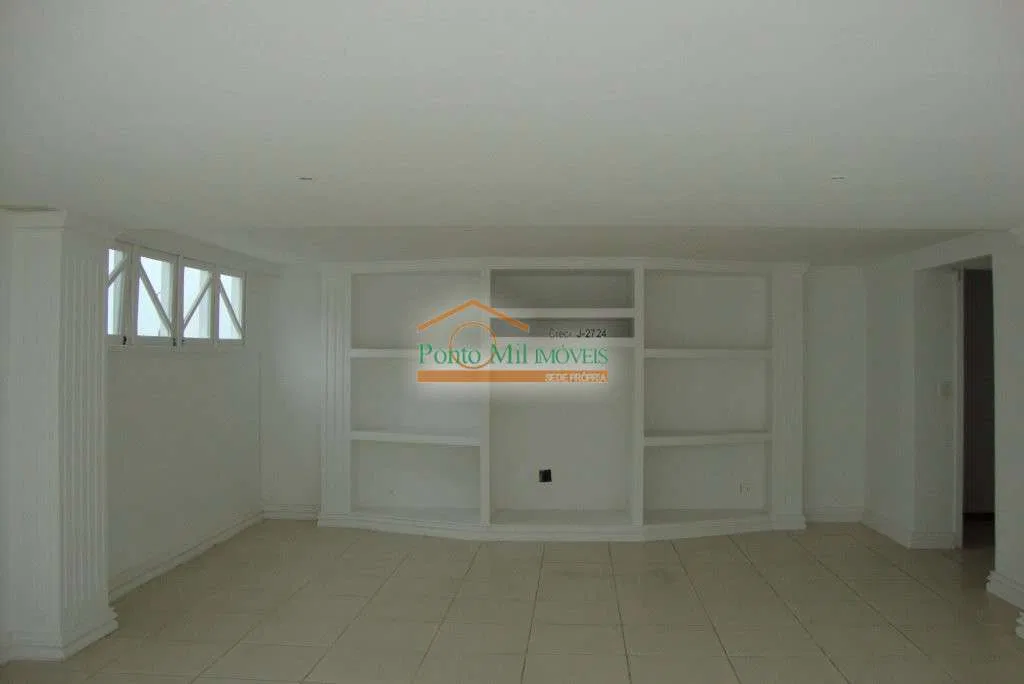 4-bedroom house with 3 en-suites and 270 m², no parking