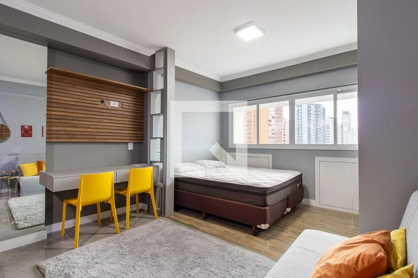 Studio mobiliado com cozinha aberta e 1 quarto