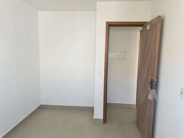 2-bedroom apartment in a building with a gym — photo 4