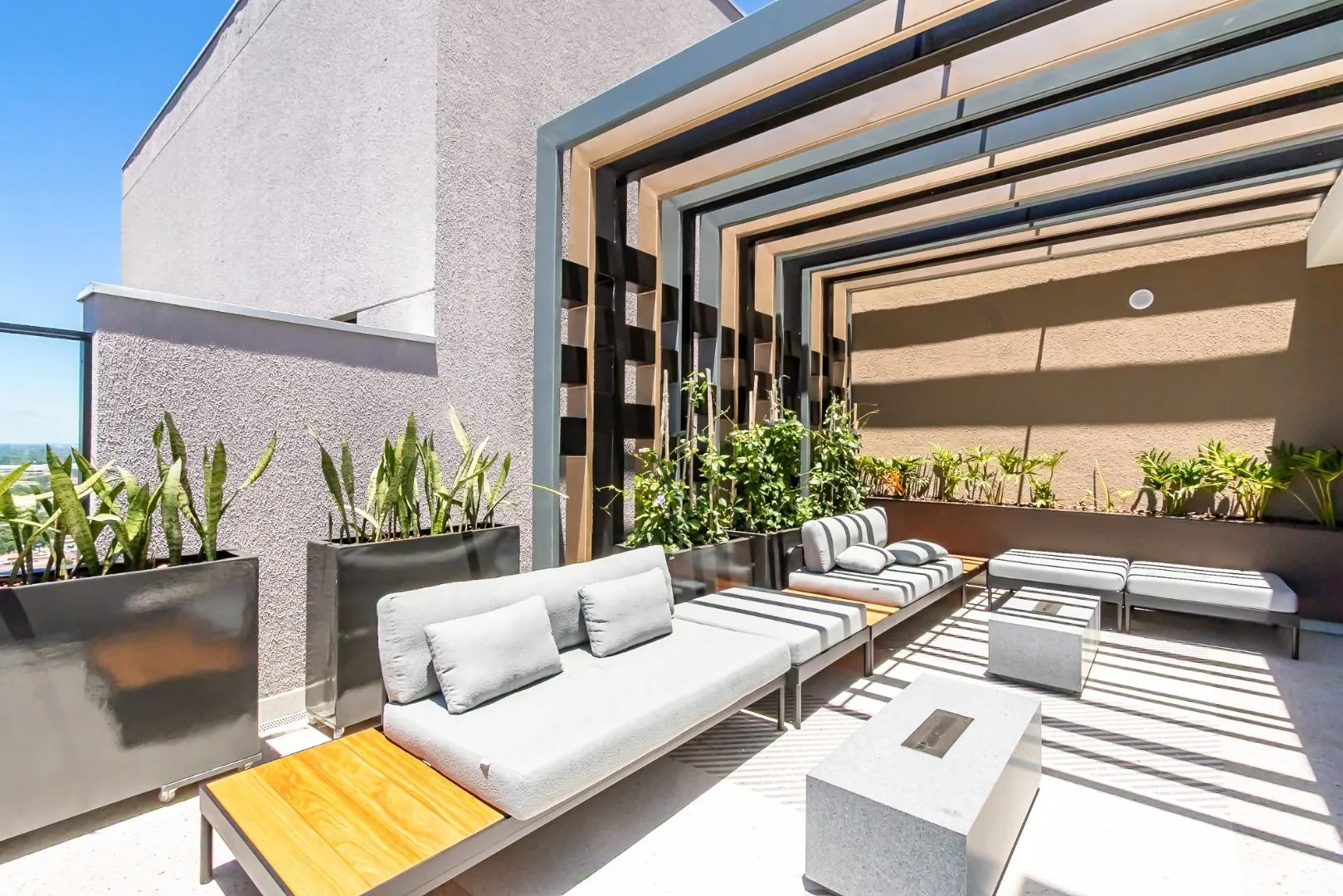 Furnished apartment, 78 m², with a glass-enclosed balcony — photo 179