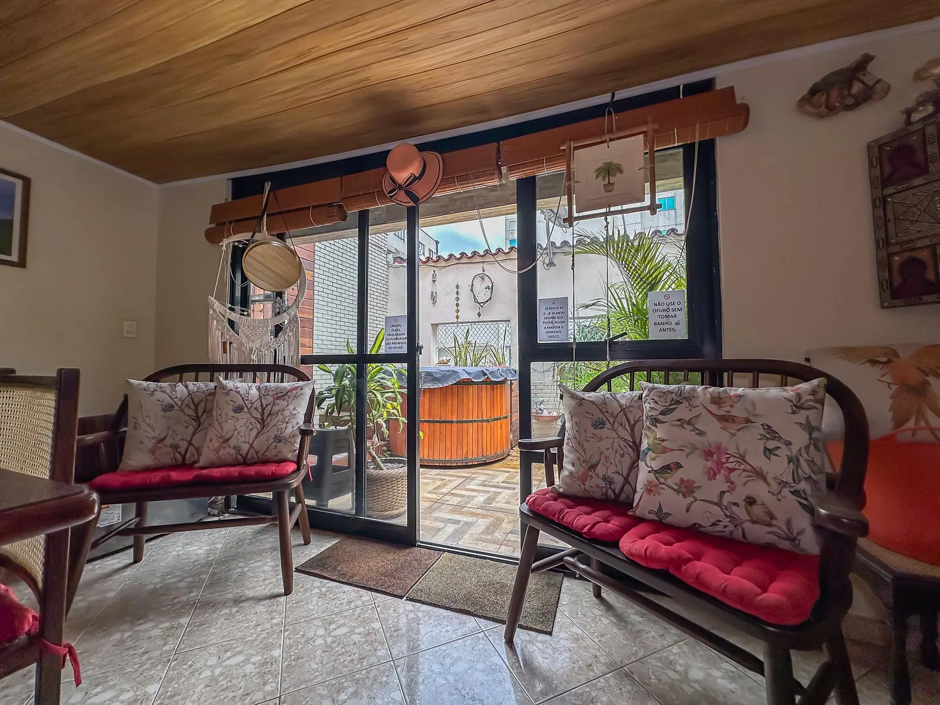 Furnished 1-bedroom apartment with balcony and private garden — photo 4