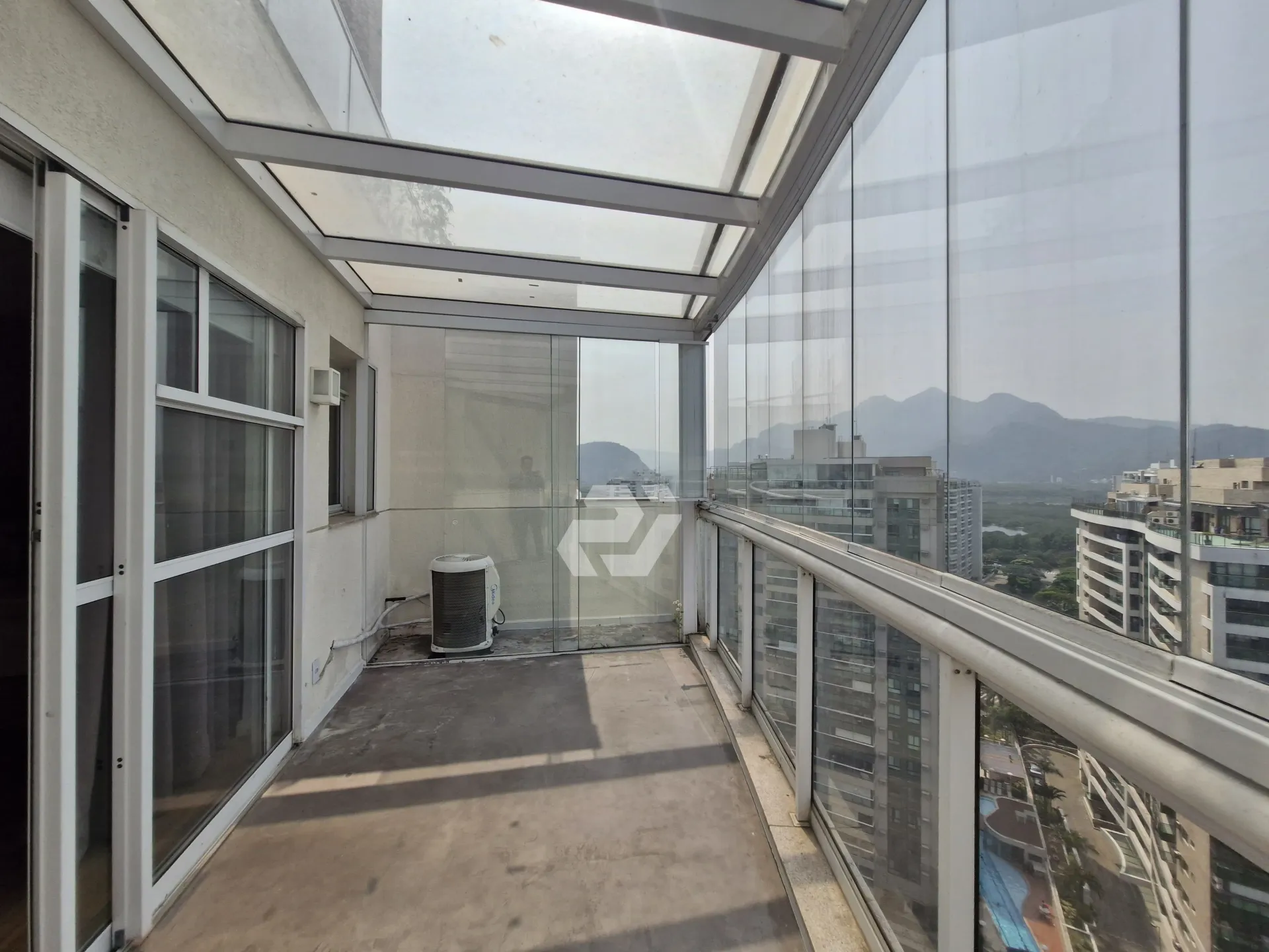 Furnished 4-bedroom apartment with building pool — photo 40