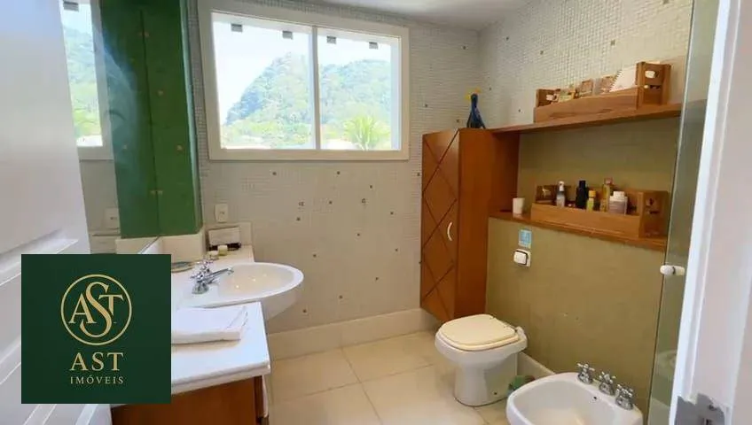 686 m² house with floor-to-ceiling windows and a bathtub — photo 64