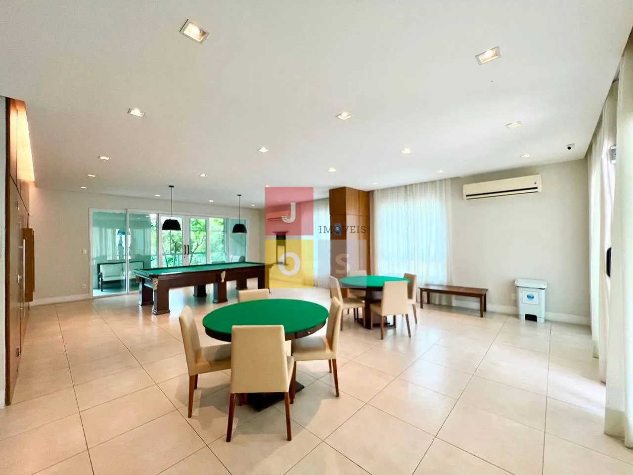 Furnished 4-bedroom suite apartment with 156 m² — photo 158
