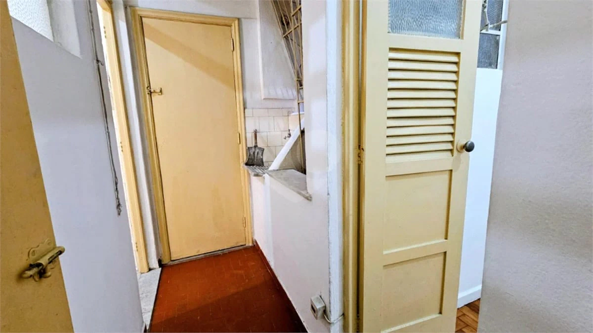 Wood or laminate floors in a 2-bedroom apartment, 58 m² — photo 20