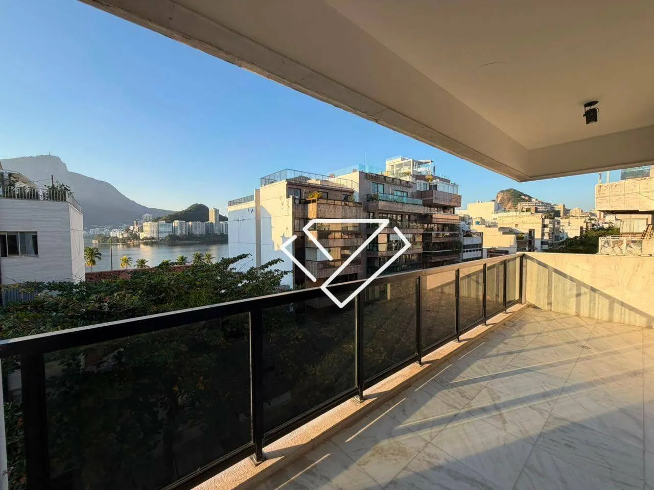 Penthouse with 3 bedrooms, 4 bathrooms and enclosed balcony — photo 57