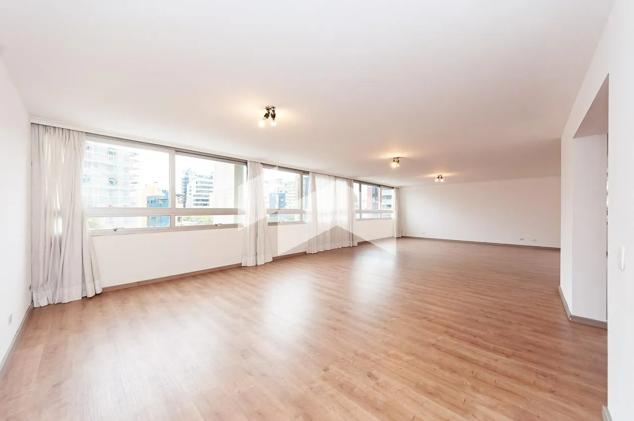 380 m² apartment with private laundry area
