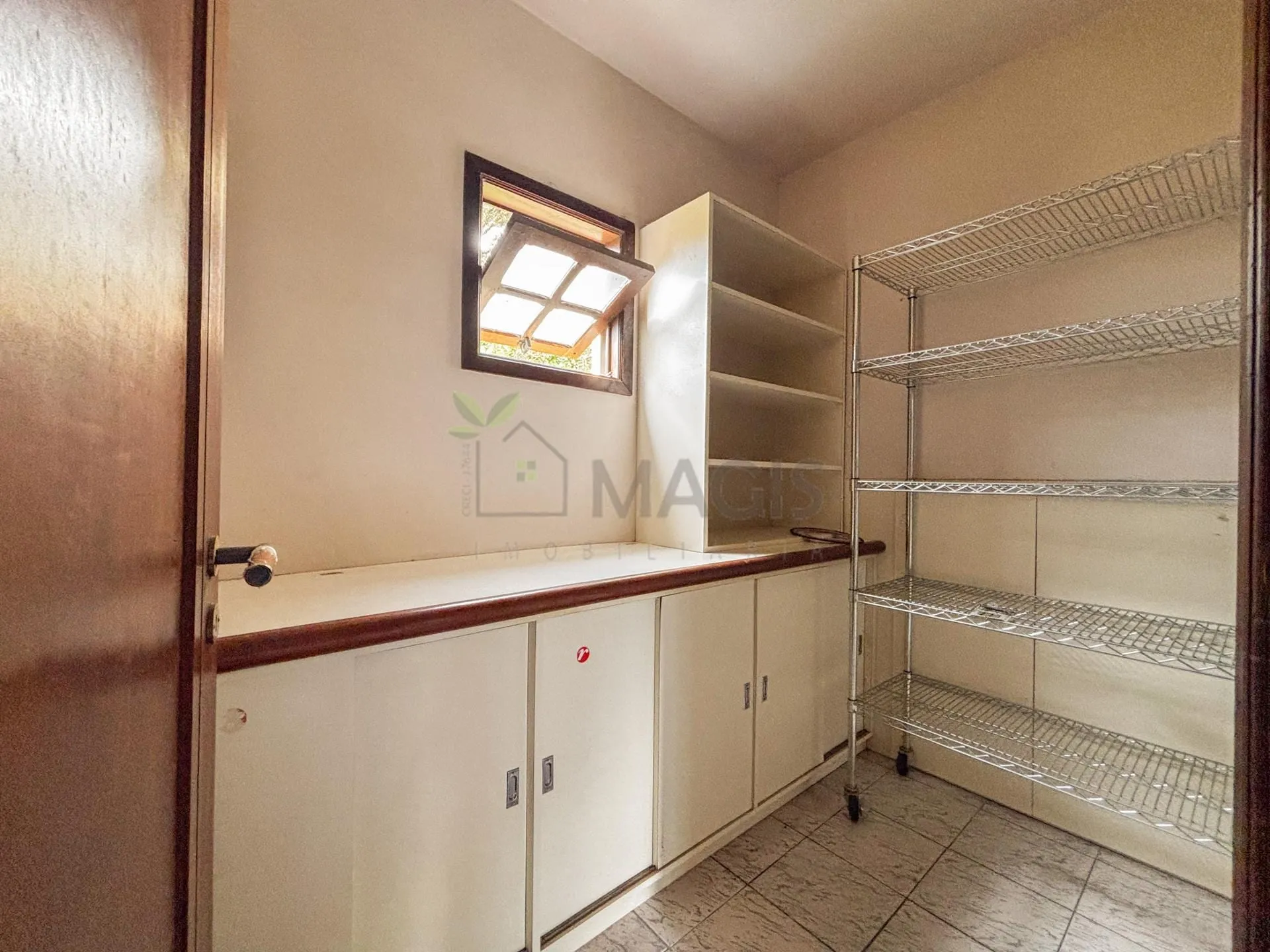 House with 5 bedrooms and 13 parking spaces across 2 floors — photo 48