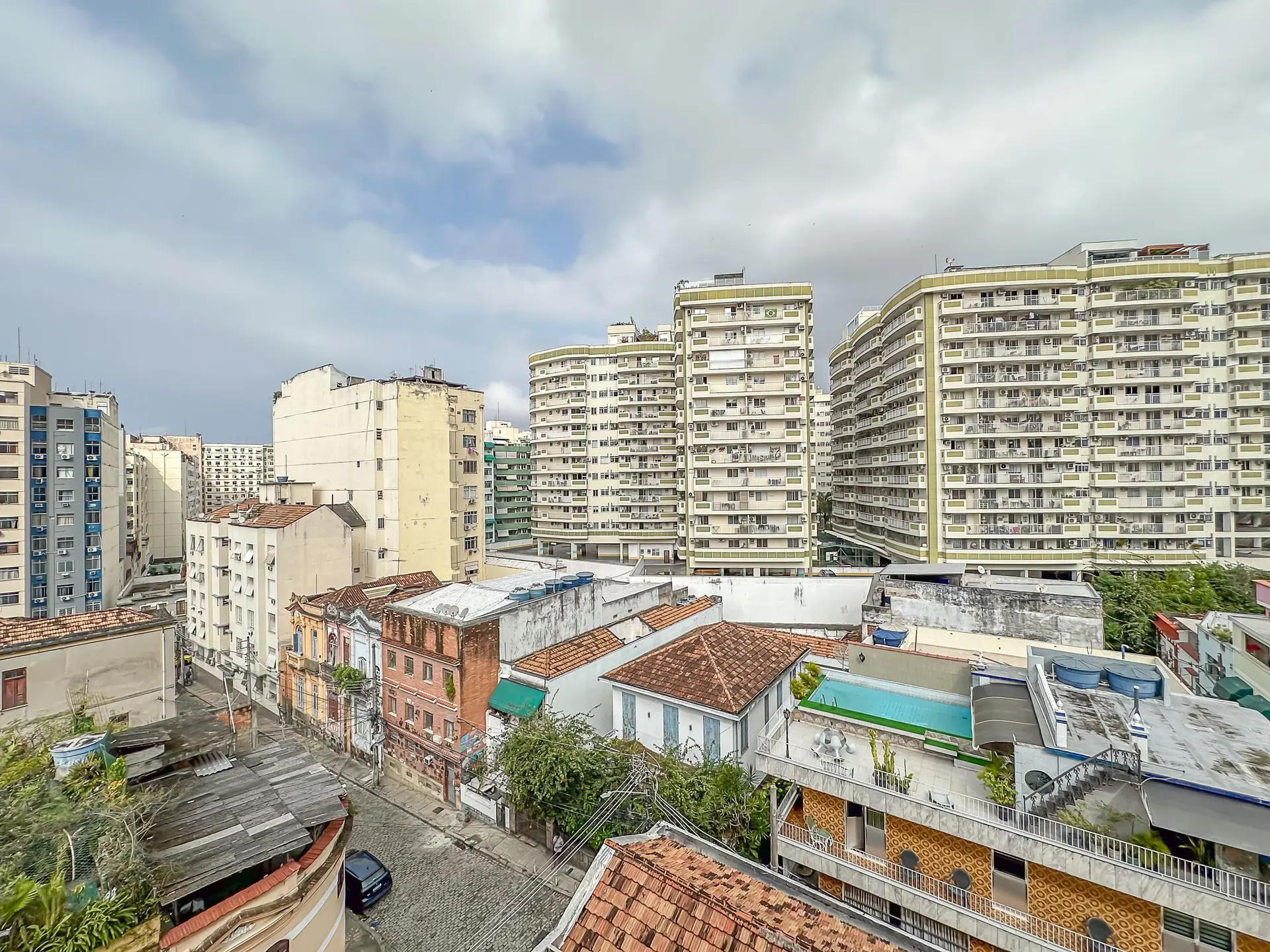 Furnished 2-bedroom apartment with a balcony — photo 28