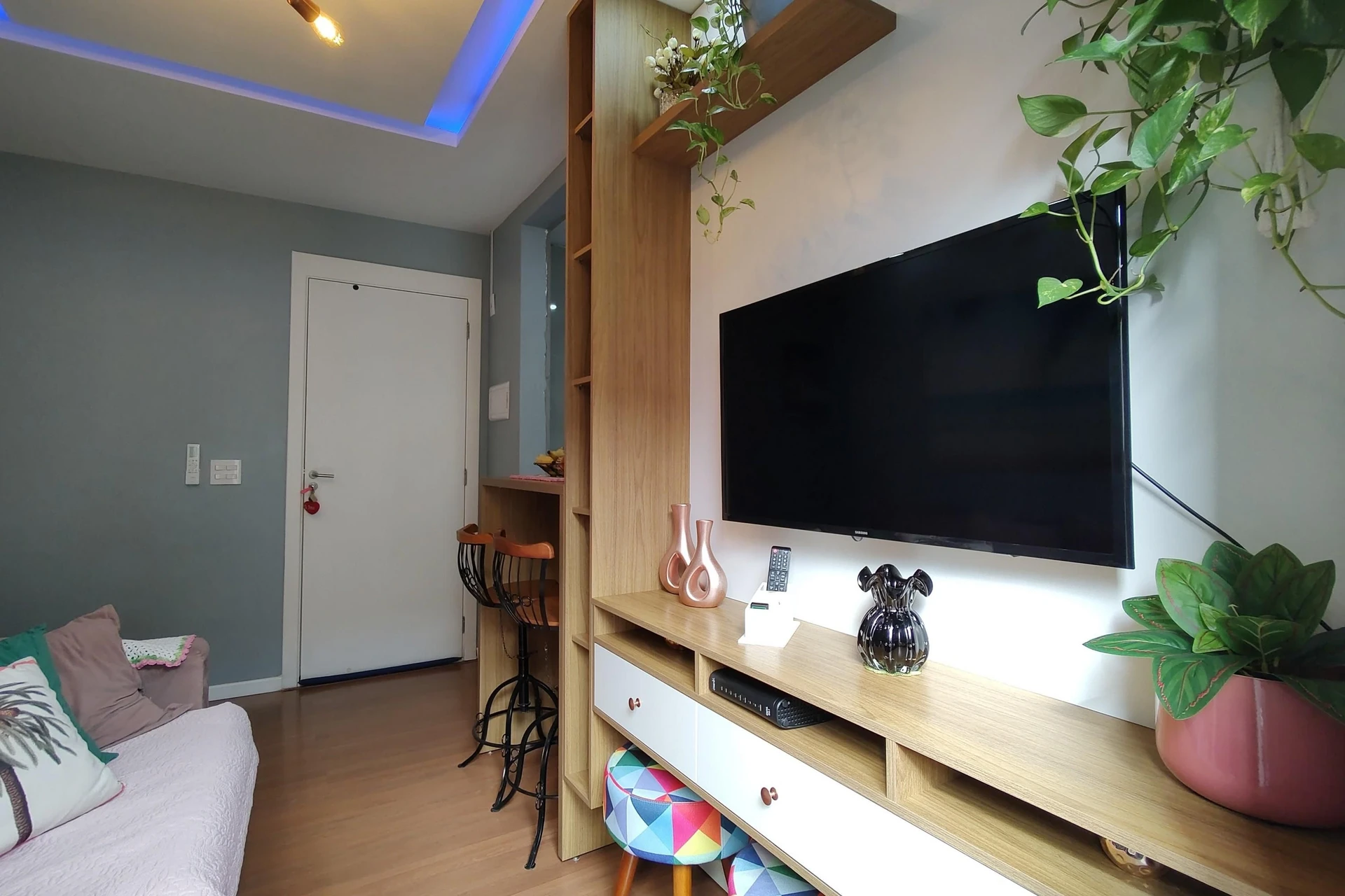 2-bedroom apartment with a glass-enclosed balcony — photo 34