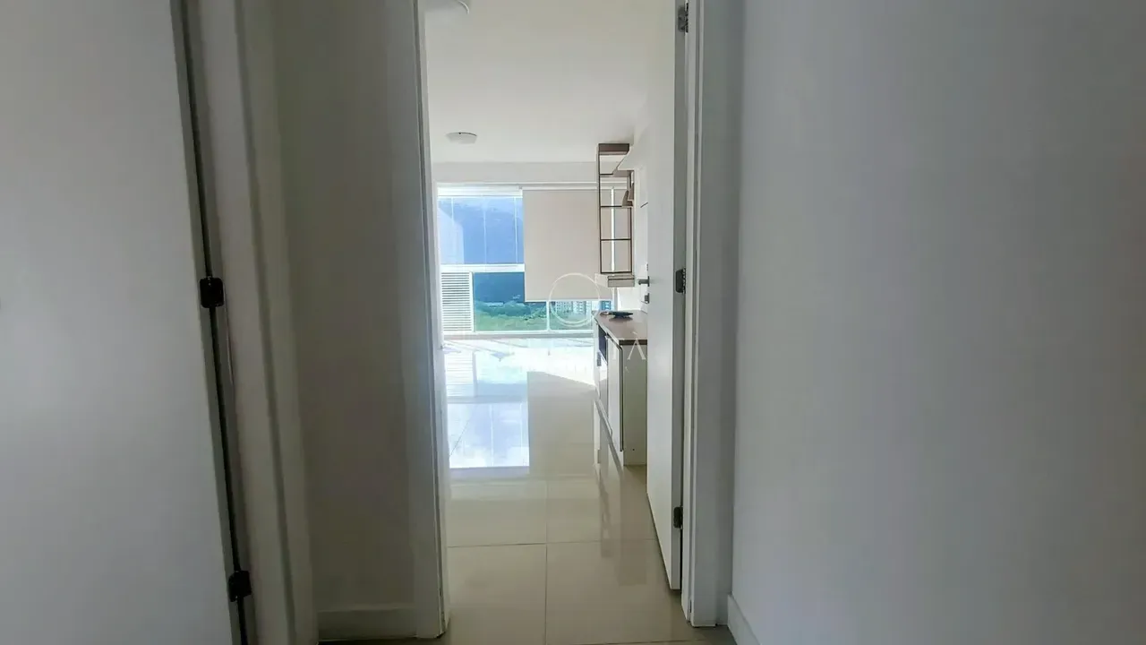 2-suite apartment with enclosed balcony and open-plan kitchen — photo 20