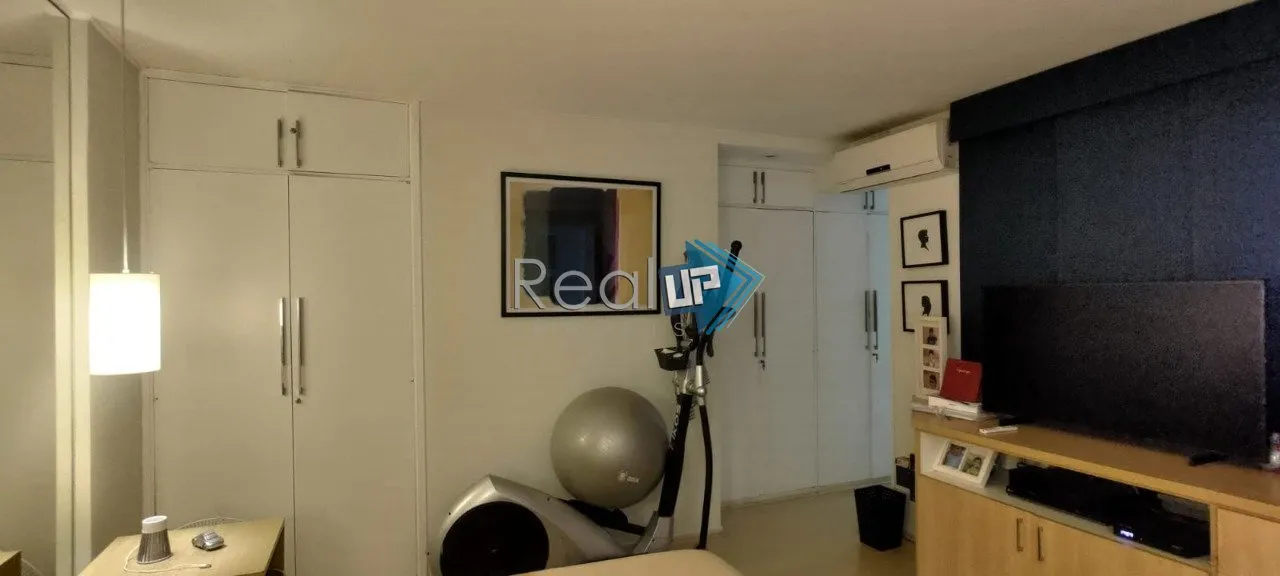 Unfurnished apartment with 3 bedrooms and a glazed balcony — photo 24