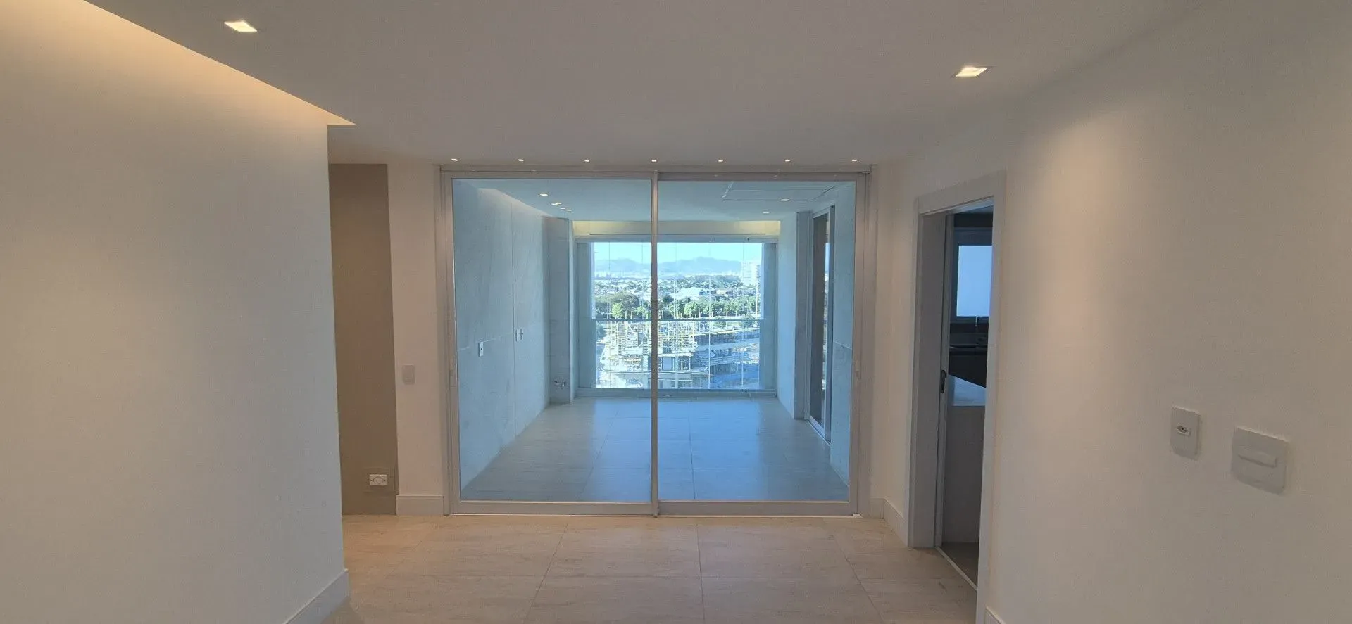 Unfurnished 4-bedroom apartment with closed kitchen — photo 19