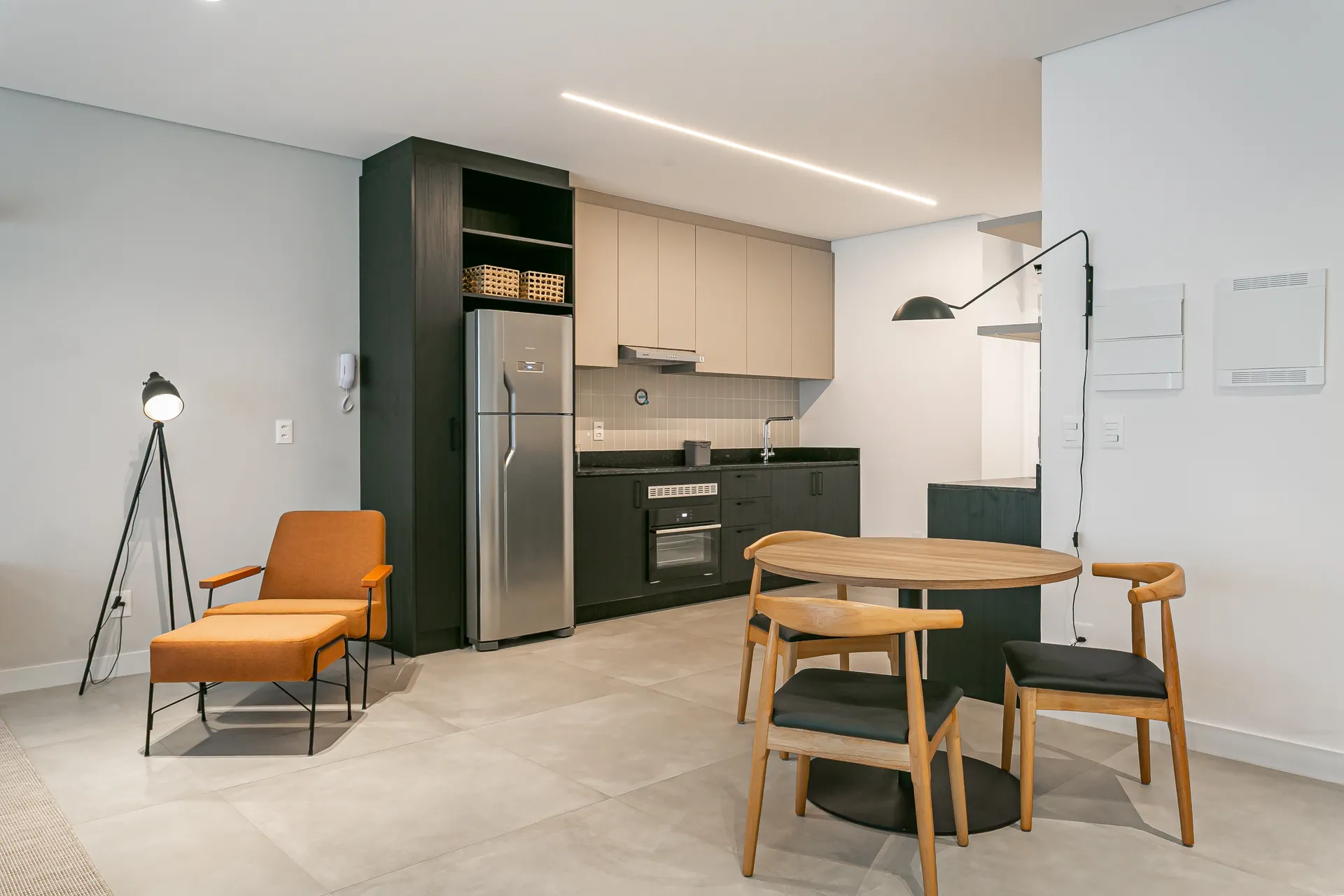 59 m² furnished studio with an integrated open-plan kitchen — photo 8