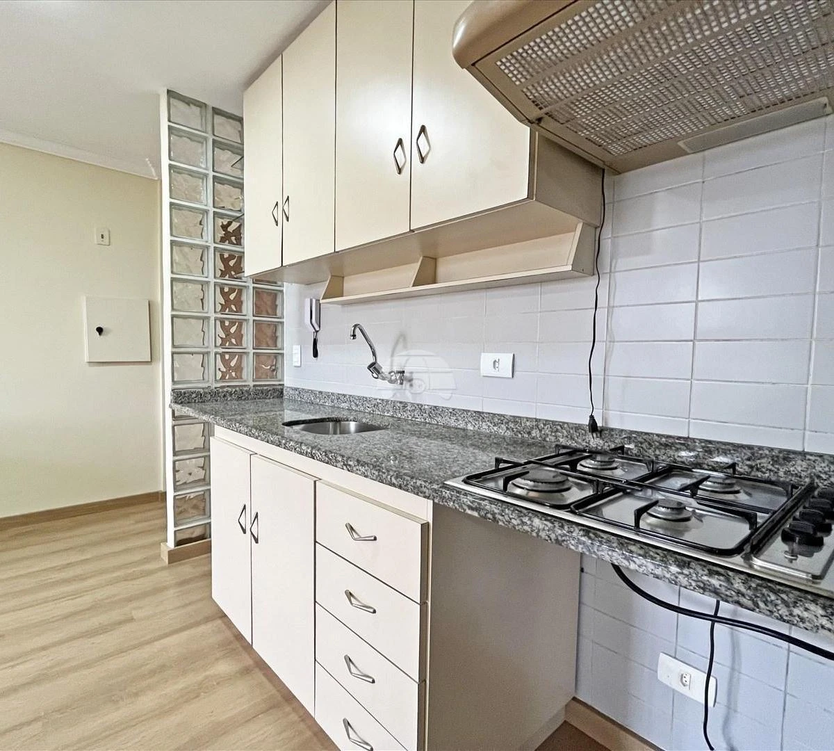 Apartamento de 1 quarto com piso de madeira ou laminado — photo 3
