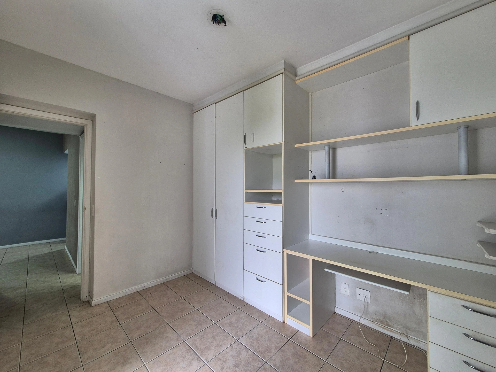 2-bedroom apartment with open-plan kitchen — photo 31