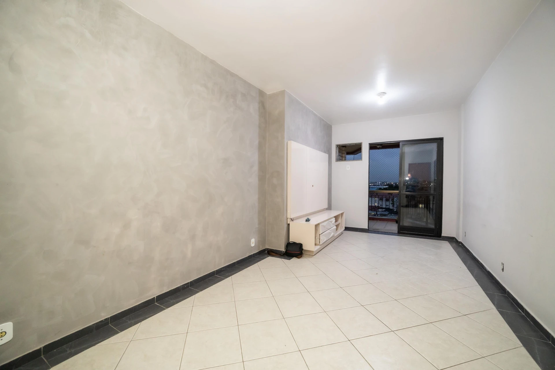 Glass-enclosed balcony in a 4-bedroom apartment, 110 m² — photo 5