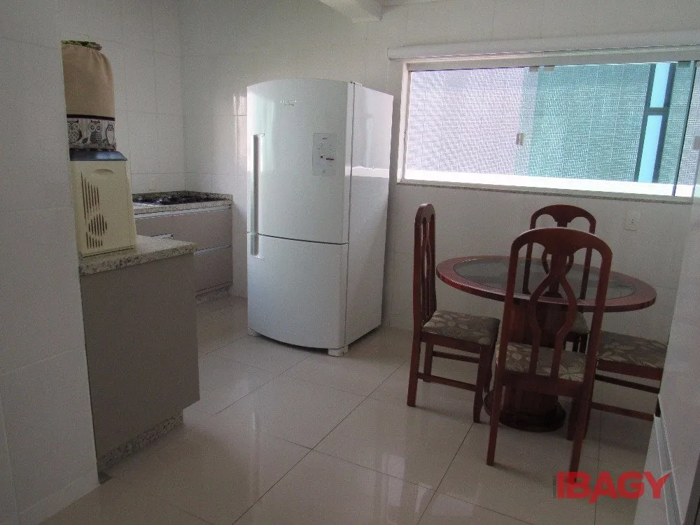 House with 4 bedrooms and 380 m², 2 parking spots — photo 68