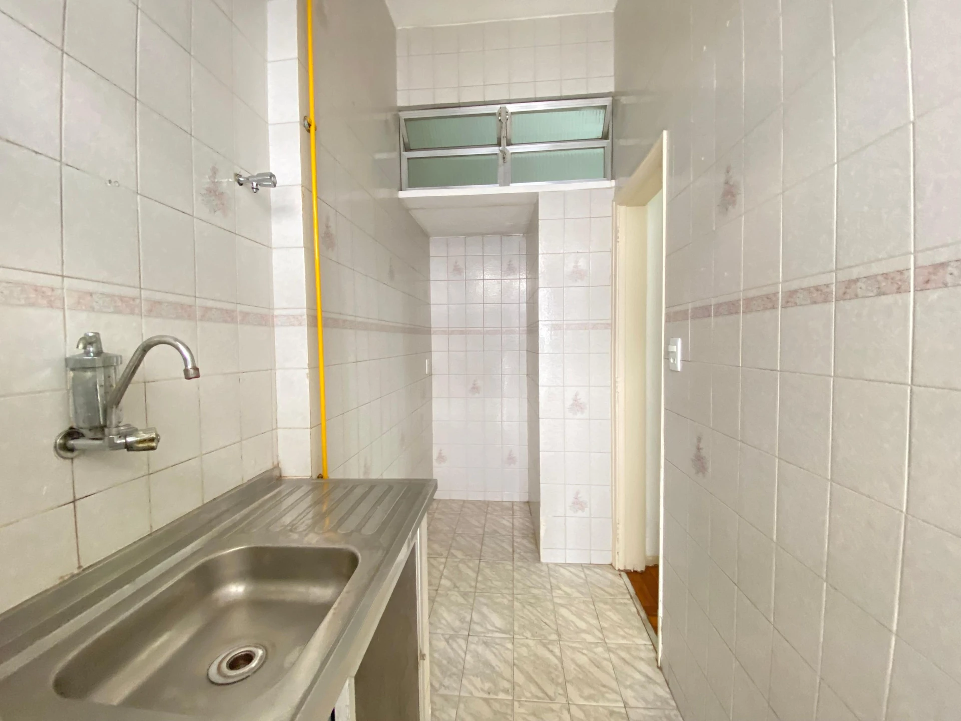 Bathtub in a one-bedroom apartment, 50 m² — photo 23