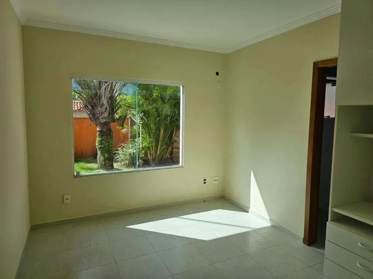 House with 5 bedrooms and 5 bathrooms in a modern style — photo 22