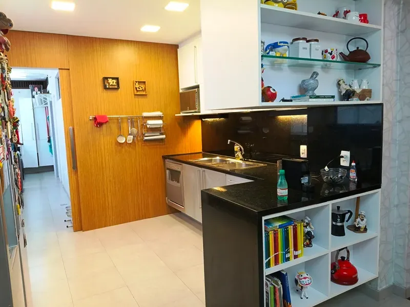 Apartment with 4 bedrooms and a enclosed glass balcony — photo 39
