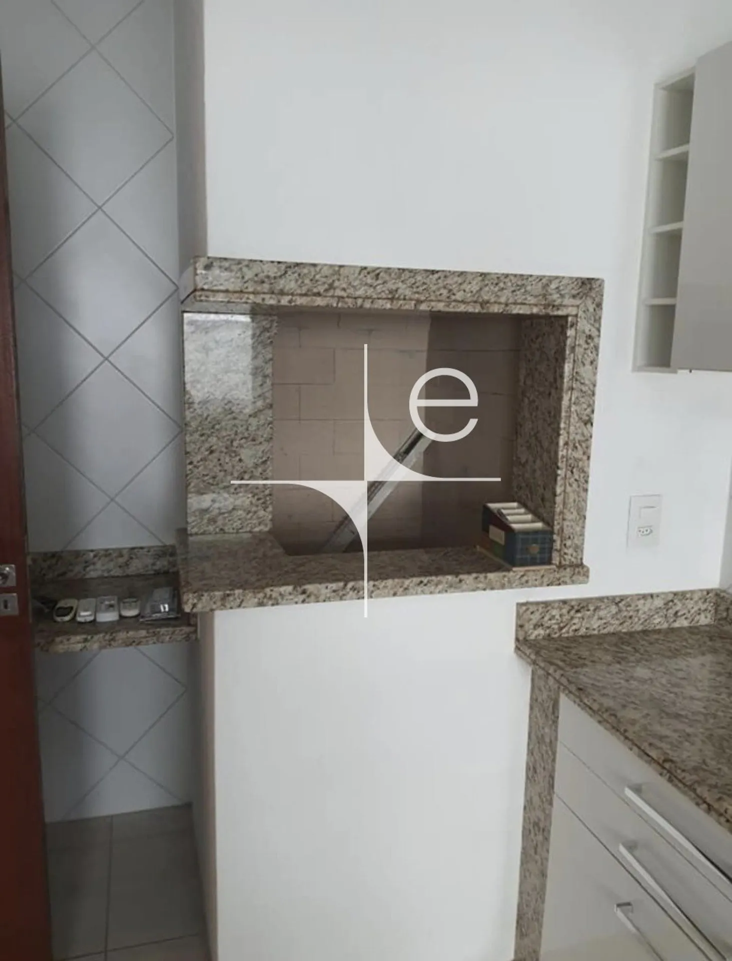 Apartamento com 3 quartos e fogão a gás na cozinha — photo 14