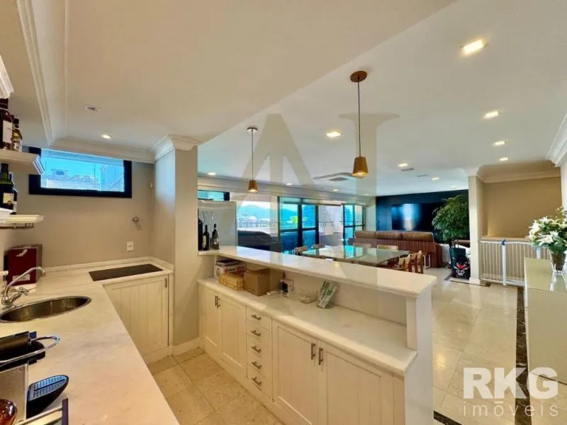Furnished apartment with 4 bedrooms and water and city views — photo 17