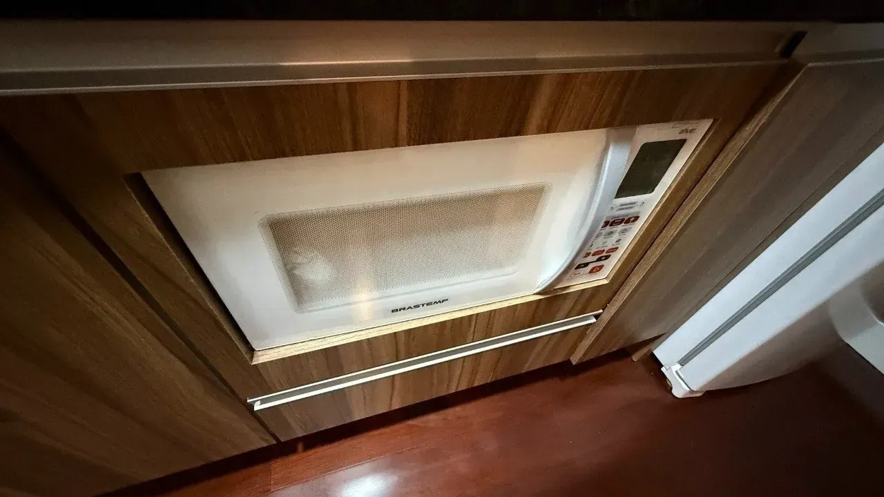 Furnished 1-bedroom apartment with an open kitchen — photo 16