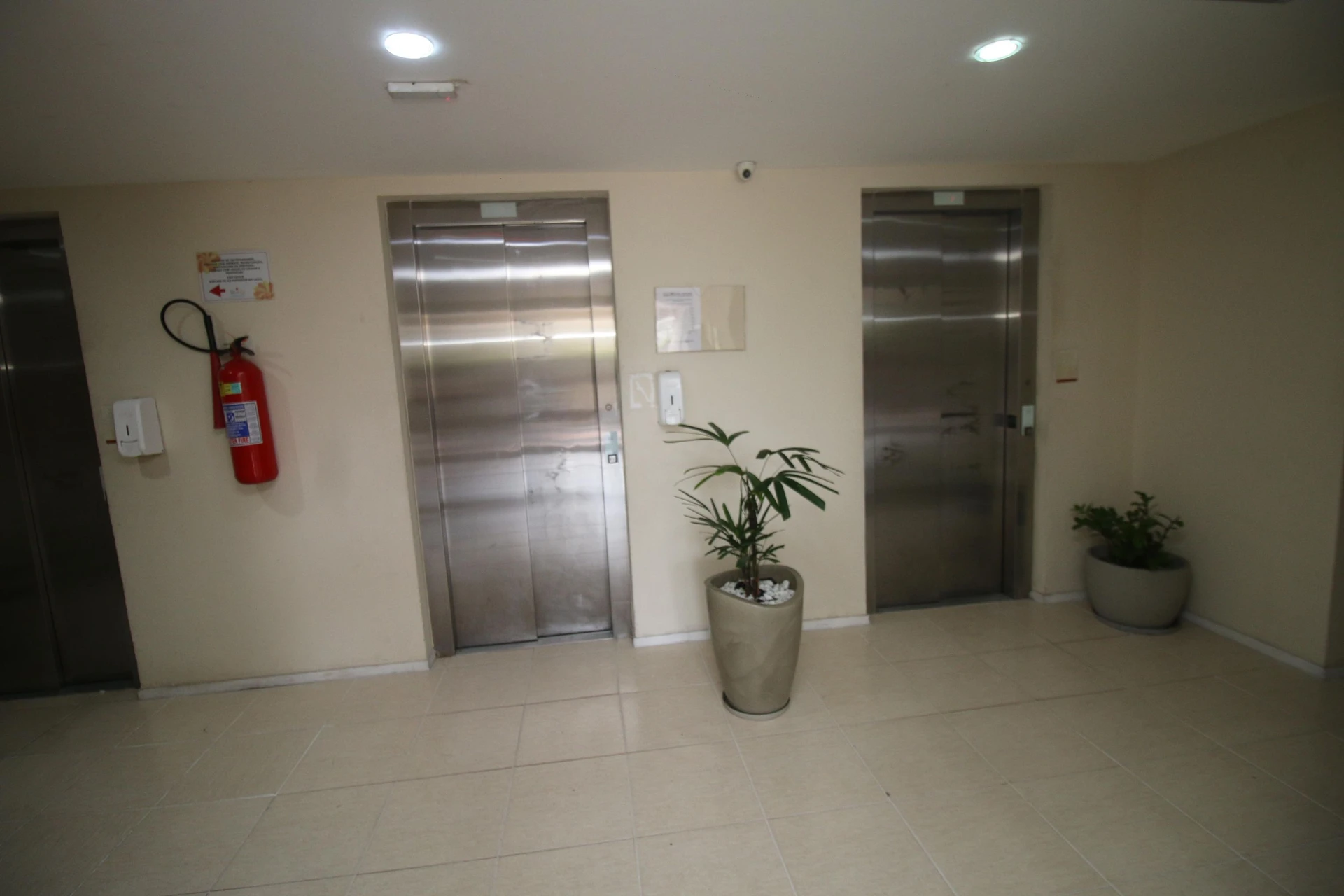 2-bedroom apartment with 1 bathroom and condo pool — photo 9