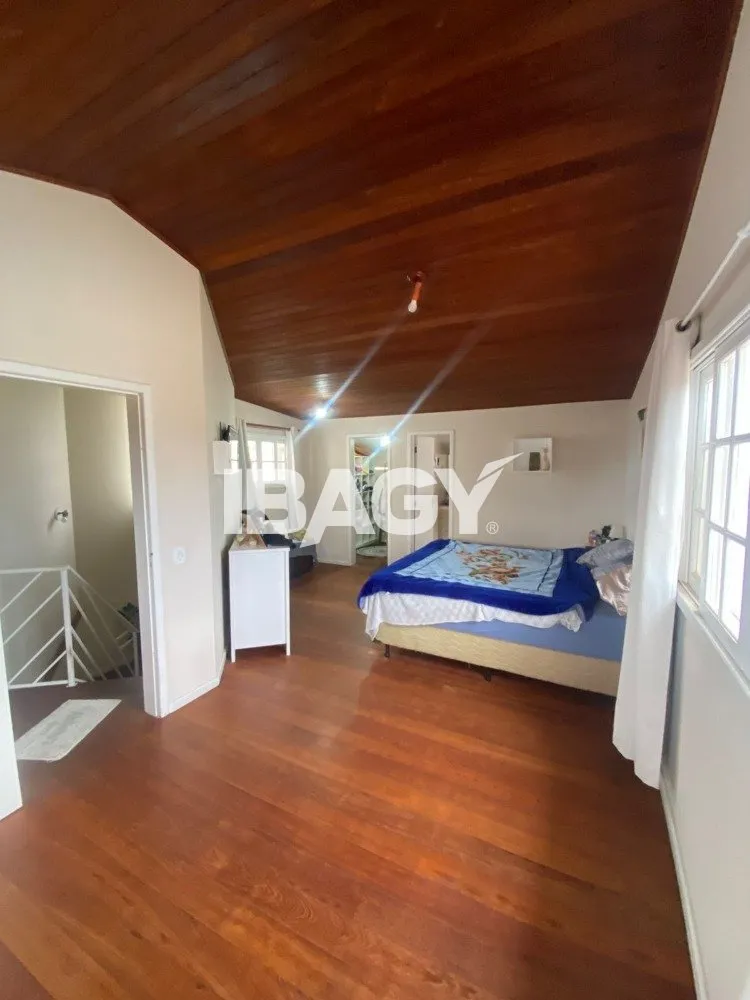 4-bedroom house with a walk-in closet — photo 12
