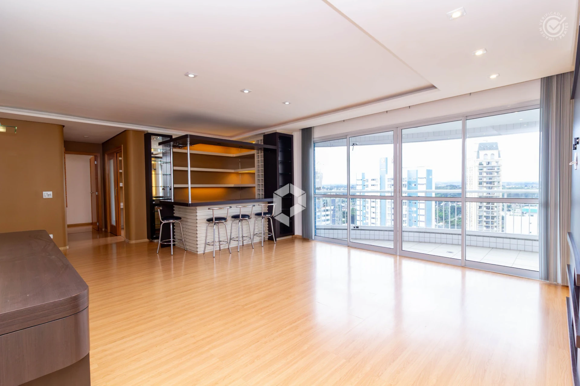 Bathtub in a 3-bedroom apartment, 180 m²