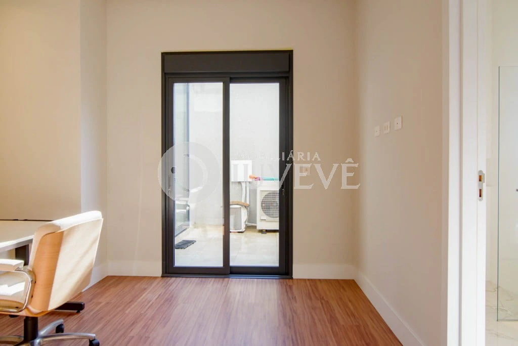 Furnished apartment, 104 m², with a glass-enclosed balcony — photo 25