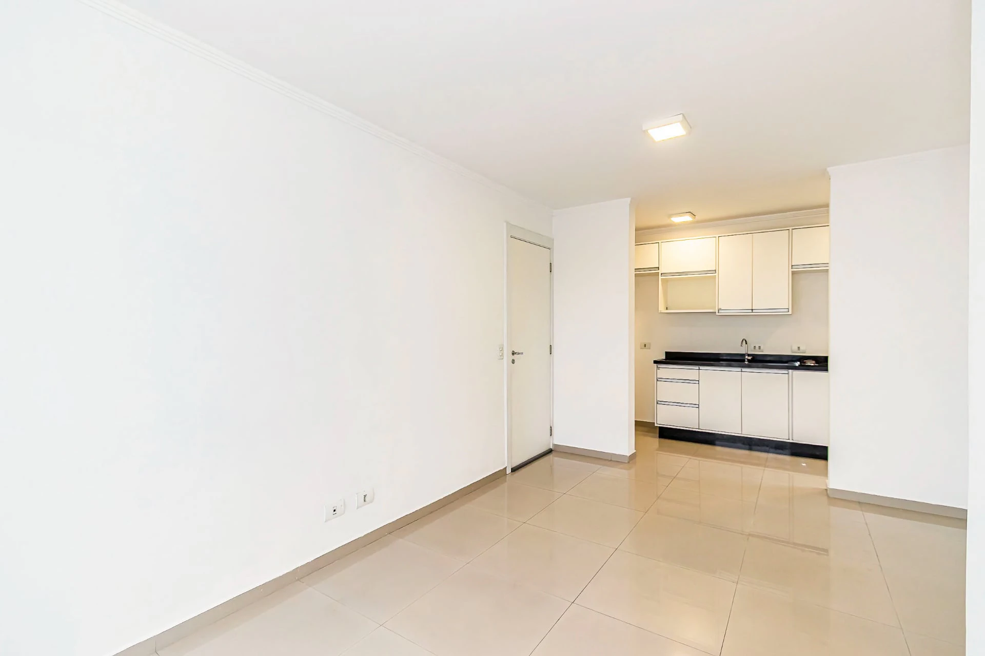 3-bedroom apartment in a building with a pool — photo 3