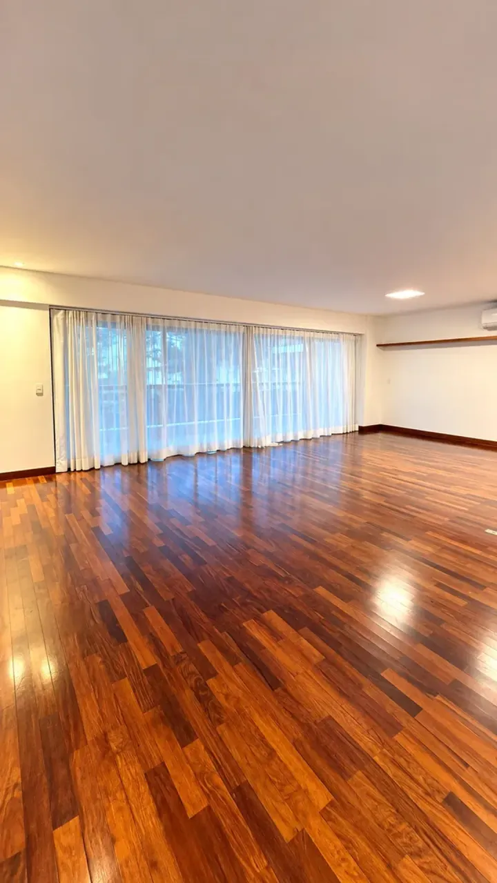 Wood or laminate floors in a 4-bedroom apartment, 260 m² — photo 5