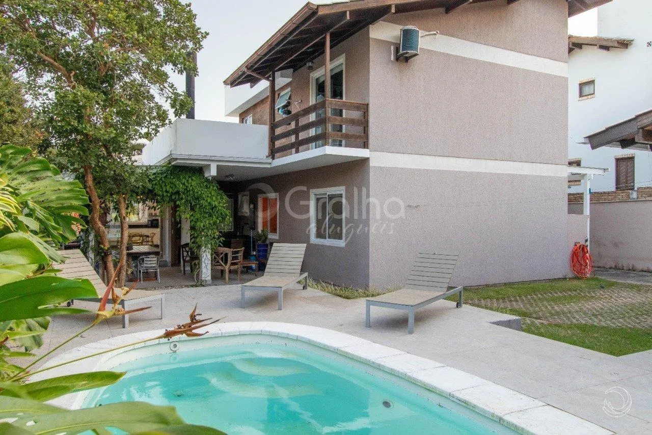 5-bedroom house with a fireplace in Florianópolis — photo 13