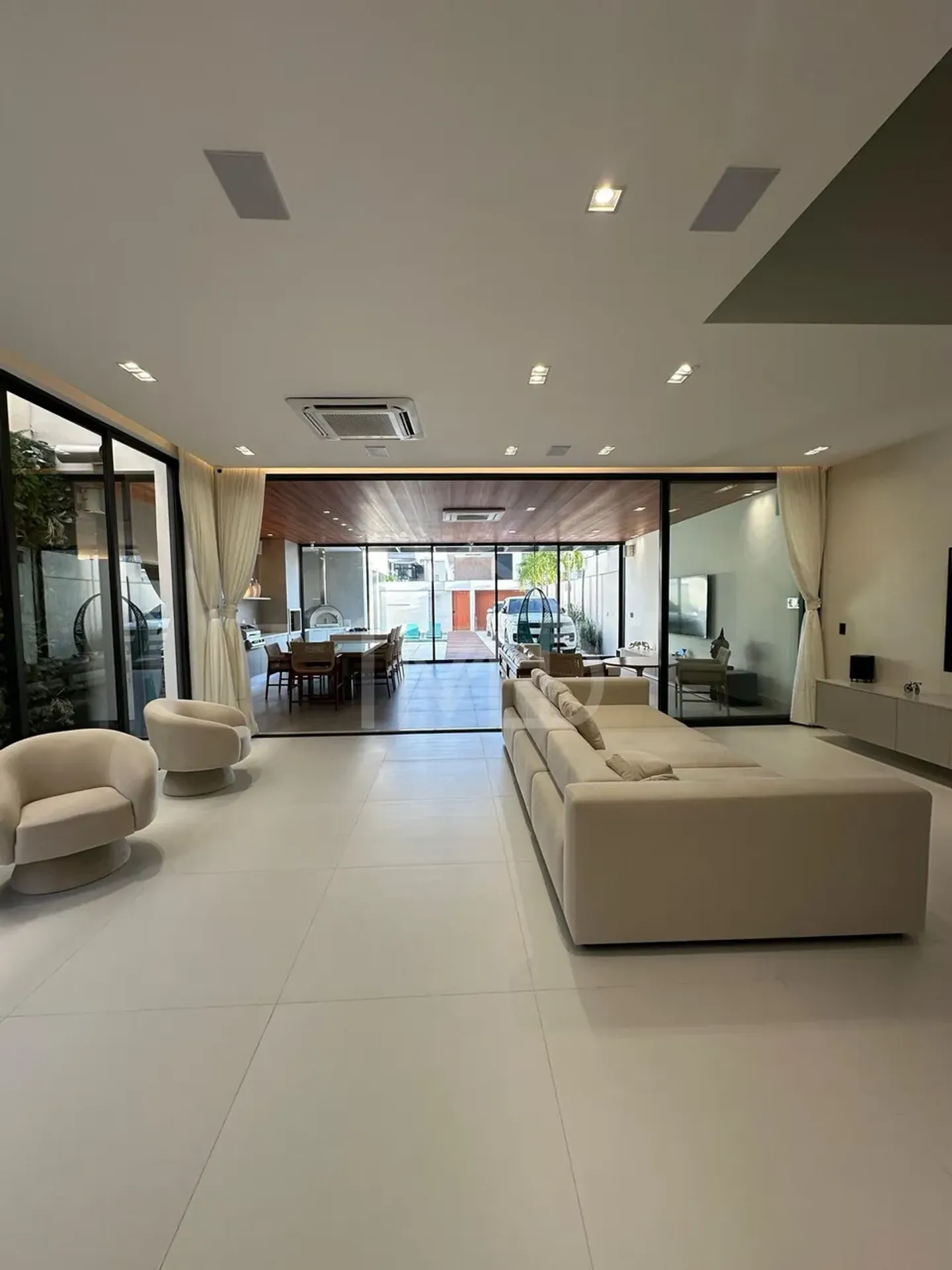 Furnished house with 4 bedrooms and 600 m² — photo 3