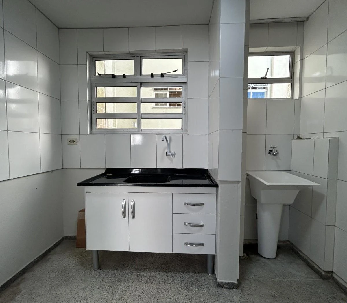 2-bedroom apartment with wood or laminate floors in Curitiba — photo 3