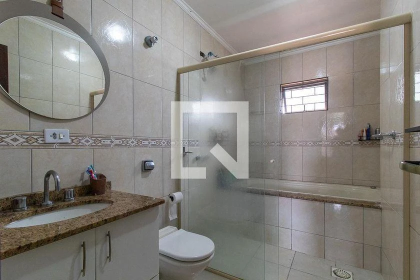 3-bedroom house with a bathtub in Curitiba — photo 26