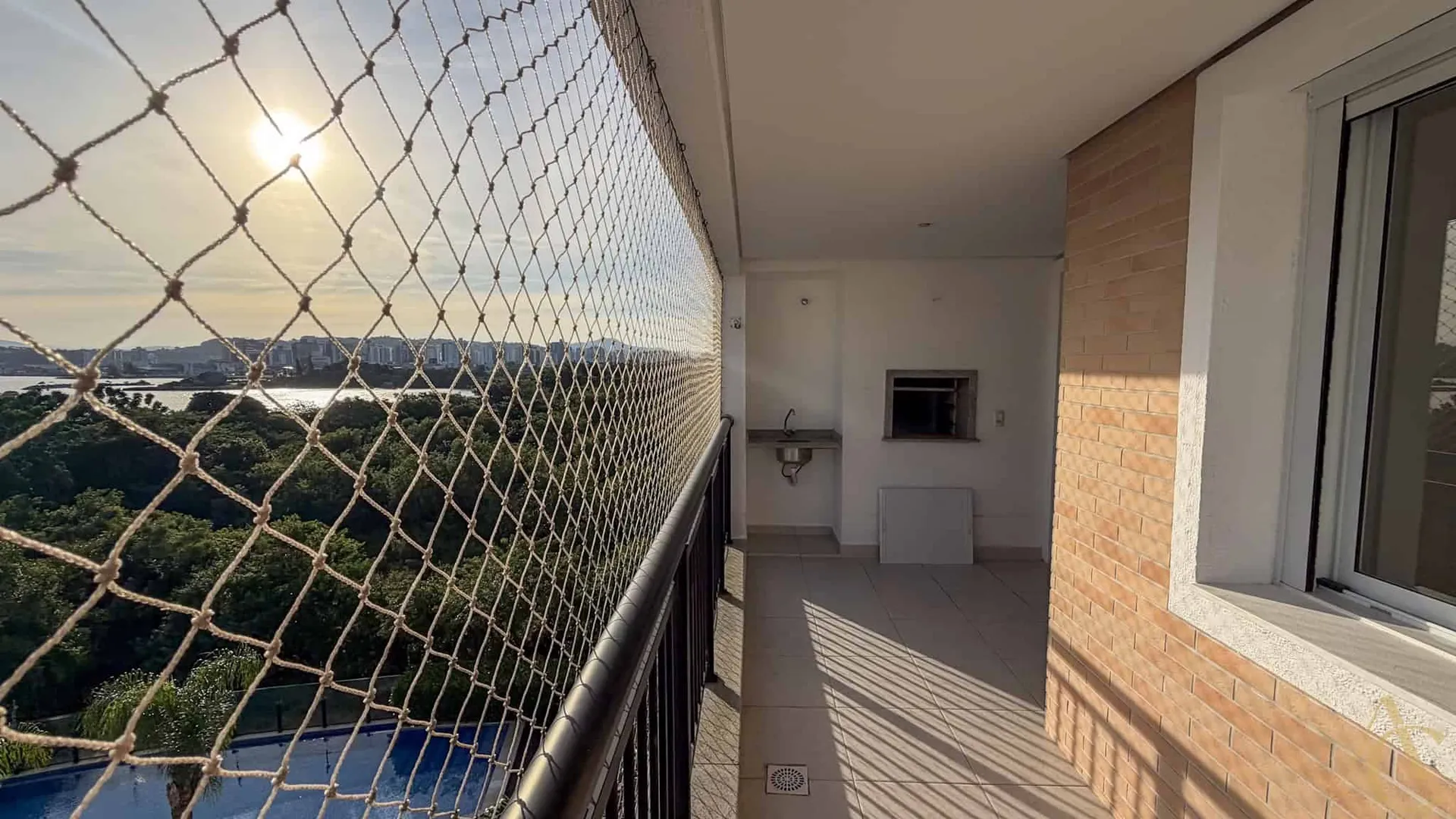 149 m² furnished apartment with a built-in grill on the balcony